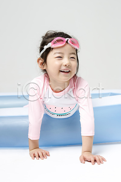 즐거움 소녀한명만 어린이 어린이만 여자 한국인 한명 JPG 앞모습 포토 미소(표정) 상반신 스튜디오촬영 실내 어린이라이프 엎드리기 여름(계절) 튜브 풀장