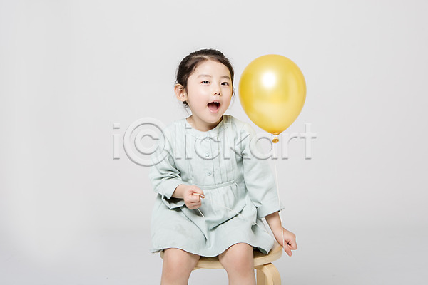 즐거움 소녀한명만 어린이 어린이만 여자 한국인 한명 JPG 앞모습 포토 들기 미소(표정) 상반신 스튜디오촬영 실내 앉기 어린이라이프 풍선