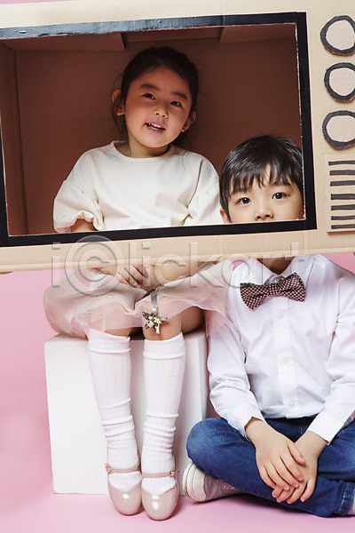 즐거움 남자 두명 어린이 어린이만 여자 한국인 JPG 앞모습 포토 놀이 미소(표정) 스튜디오촬영 실내 앉기 어린이라이프 전신 종이상자 텔레비전