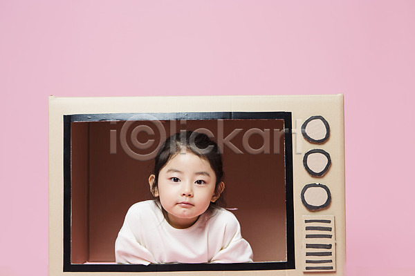 즐거움 소녀한명만 어린이 어린이만 여자 한국인 한명 JPG 앞모습 포토 놀이 상반신 스튜디오촬영 실내 어린이라이프 엎드리기 종이상자 텔레비전