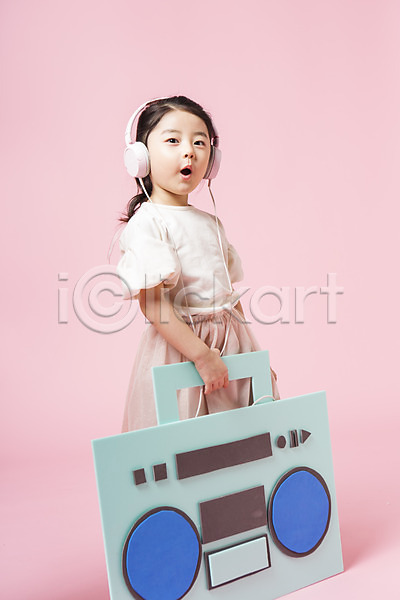 즐거움 소녀한명만 어린이 어린이만 여자 한국인 한명 JPG 앞모습 포토 놀이 라디오 서기 스튜디오촬영 실내 어린이라이프 전신 헤드셋