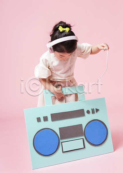 즐거움 소녀한명만 어린이 어린이만 여자 한국인 한명 JPG 앞모습 포토 놀이 라디오 서기 스튜디오촬영 실내 어린이라이프 전신 헤드셋