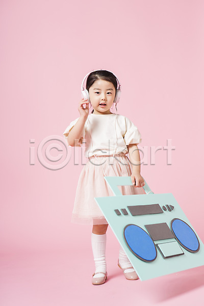 즐거움 소녀한명만 어린이 어린이만 여자 한국인 한명 JPG 앞모습 포토 놀이 들기 라디오 서기 스튜디오촬영 실내 어린이라이프 전신 헤드셋