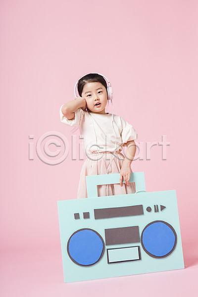 즐거움 소녀한명만 어린이 어린이만 여자 한국인 한명 JPG 앞모습 포토 놀이 들기 라디오 서기 스튜디오촬영 실내 어린이라이프 전신 헤드셋