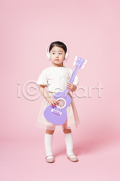 즐거움 소녀한명만 어린이 어린이만 여자 한국인 한명 JPG 앞모습 포토 기타 놀이 듣기 들기 서기 스튜디오촬영 실내 어린이라이프 전신 헤드셋