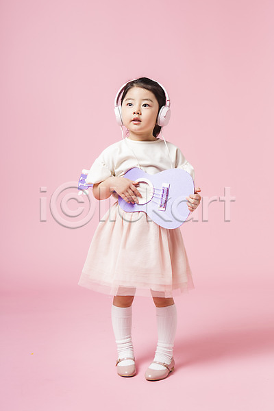 즐거움 소녀한명만 어린이 어린이만 여자 한국인 한명 JPG 앞모습 포토 기타 놀이 듣기 들기 서기 스튜디오촬영 실내 어린이라이프 전신 헤드셋