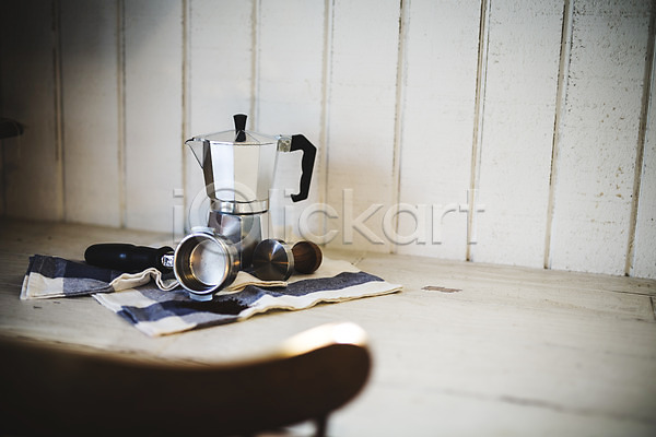 사람없음 JPG 포토 실내 천(직물) 커피 커피잔 커피포트 탁자 포타필터
