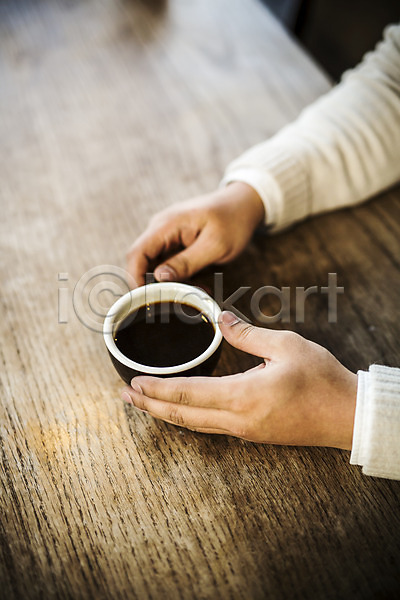 신체부위 JPG 포토 손 실내 아메리카노 카페 커피 커피잔