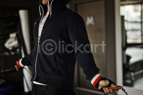 30대 남자 성인 한국인 한명 JPG 앞모습 포토 권투 권투장 실내 줄넘기 후드티셔츠