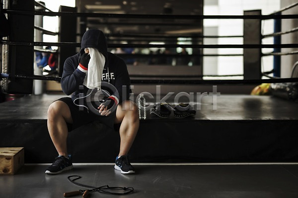 30대 남자 성인 성인남자한명만 한국인 한명 JPG 앞모습 포토 걸터앉기 권투 권투장 수건 실내 전신 후드티셔츠