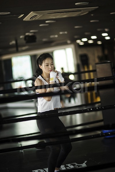 30대 성인 성인여자한명만 여자 한국인 한명 JPG 앞모습 포토 권투 권투장 실내 주먹
