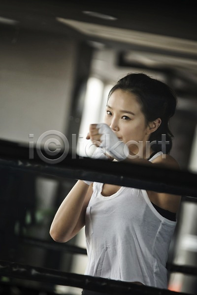 30대 성인 성인여자한명만 여자 한국인 한명 JPG 앞모습 포토 권투 권투장 실내 주먹 펀치(운동)