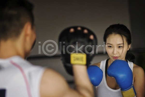 30대 남자 두명 성인 여자 한국인 JPG 앞모습 포토 권투 권투글러브 권투장 실내