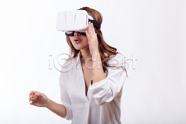 미래 체험 혁명 동양인 사람 여자 한명 3D JPG 포토 해외이미지 1 가상 가상현실 게이머 게임 관찰 기술 동영상 디지털 모바일 비전 안경 중국 카피스페이스 판지 해외202004 핸드폰 헤드폰 현실