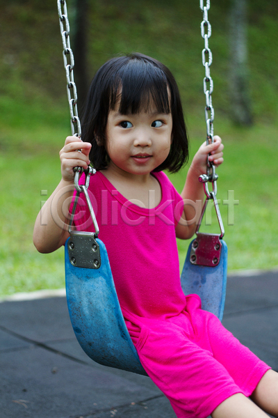 기쁨 쉬는시간 행복 활발 휴식 동양인 사람 어린이 여자 한명 JPG 포토 해외이미지 걸음마 공원 그네 긍정 놀이 놀이터 미소(표정) 야외 여름(계절) 유치원 의자 장난 중국 포즈 해외202004
