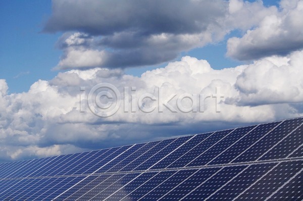 미래 사람없음 JPG 포토 해외이미지 건물 글로벌 기술 맑음 에너지 자원 전자 집열판 태양 태양에너지 판넬 패널 해외202004 햇빛 환경 획기적