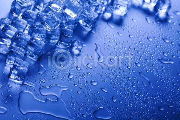 따뜻함 떨어짐 상쾌 시원함 신선 사람없음 JPG 포토 해외이미지 물 블록 액체 얼음 음료 정사각형 큐브 크리스탈 투명 파란색 해외202004