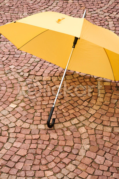 사람없음 JPG 포토 해외이미지 계절 날씨 노란색 도시 빨간색 오브젝트 우산 젖음 컨셉 컬러풀 해외202004
