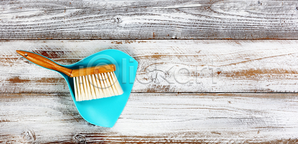 사람없음 JPG 포토 해외이미지 가사 가정 공구 머리위 먼지 목재 밀짚 백그라운드 빗자루 서비스 시골 쓸기 업무 위생 위생관리 장비 주택 청소 카피스페이스 플라스틱 해외202004 해외포토 흰색