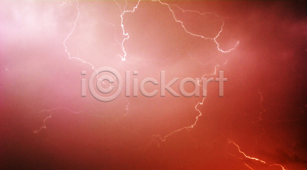 위험 사람없음 JPG 포토 해외이미지 구름(자연) 날씨 뇌우 번개 볼트 빨간색 야간 어둠 에너지 자연 충전 파란색 폭풍 하늘 해외202004 힘