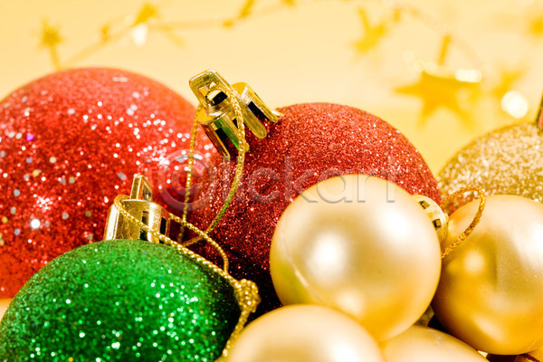 축하 사람없음 JPG 포토 해외이미지 공 노란색 반사 백그라운드 별 빨간색 새해 여의주 장식 장식볼 초록색 크리스마스 해외202004 화환 황금 휴가