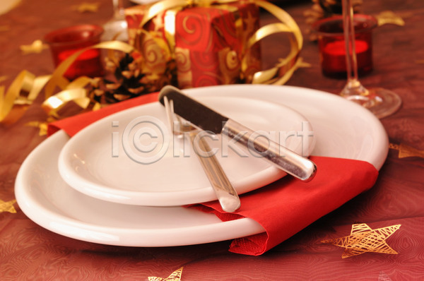 축하 사람없음 JPG 포토 해외이미지 먹기 빨간색 선물 요리 우아 저녁식사 접시 축제 크리스마스 탁자 포크 해외202004 황금 휴가