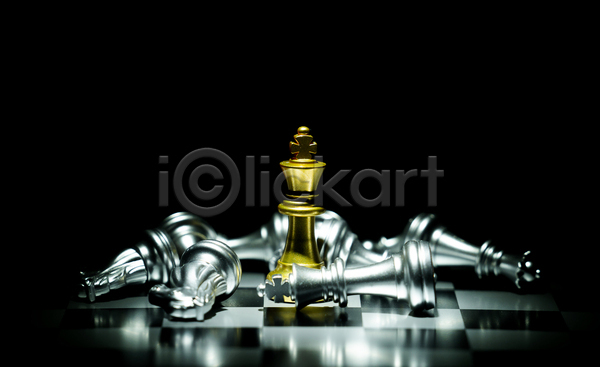 경쟁 계획 설계 성공 사람없음 JPG 포토 해외이미지 검은색 게임 경영 놀이 대표 도전 리더 모션 백그라운드 비즈니스 승자 싸움 여왕 왕 우승 전략 조각 지능 체스 체스판 컨셉 패배 필승 해외202004 황금