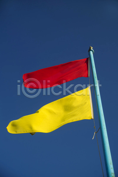 사람없음 JPG 포토 해외이미지 경고 관찰 긴급 깃발 노란색 보안 빨간색 사인 심볼 안전 안전요원 여름(계절) 여행 자연 파란색 하늘 해외202004