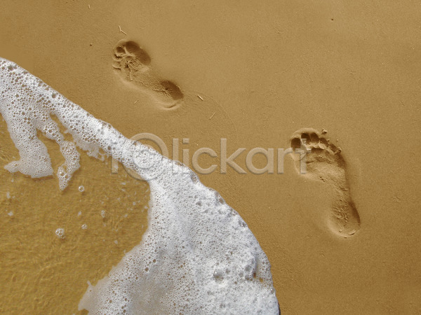 사람없음 JPG 포토 해외이미지 갈색 거품 걷기 모래 물 발자국 선탠 수영 해외202004 휴가