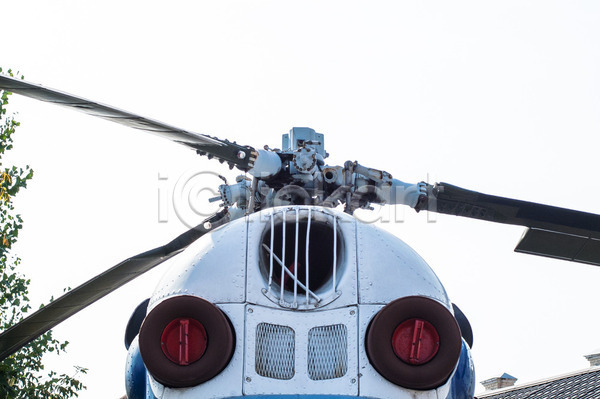 사람없음 JPG 포토 해외이미지 공학 교통시설 군용 금속 기계 기어 모터 묘사 볼트 부분 산업 속도 엔진 연결 전염 창백 칼날 파란색 프로펠러 하늘 항공 해외202004 헬리콥터 힘 힘찬