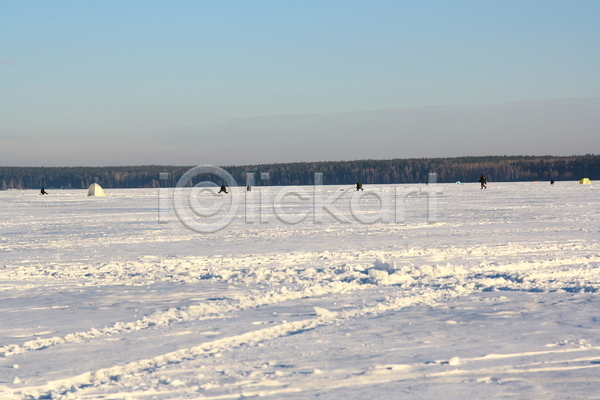 추위 남자 사람 사람없음 JPG 포토 해외이미지 겨울 낚시 낚시꾼 냉동 라이프스타일 물 백그라운드 앉기 어류 어부 얼음 자연 장비 파란색 해외202004 햇빛 호수 흰색