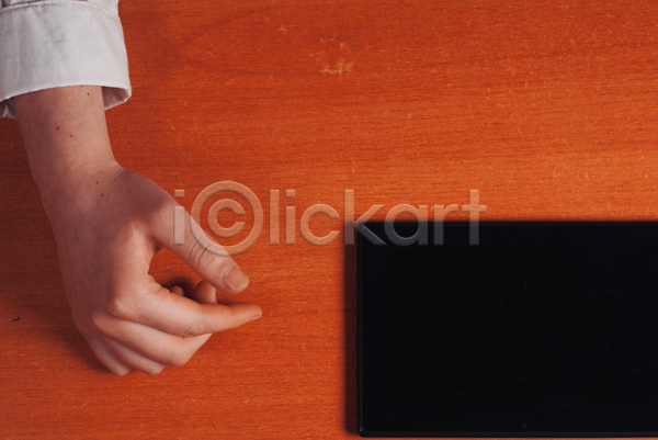 사람 사람없음 JPG 포토 해외이미지 디지털 목재 무선전화기 손 손목시계 스크린 알약 응시 인터넷 정상 책상 카피스페이스 컴퓨터 탁자 태블릿 터치 터치스크린 통신 학생 해외202004 힙스터