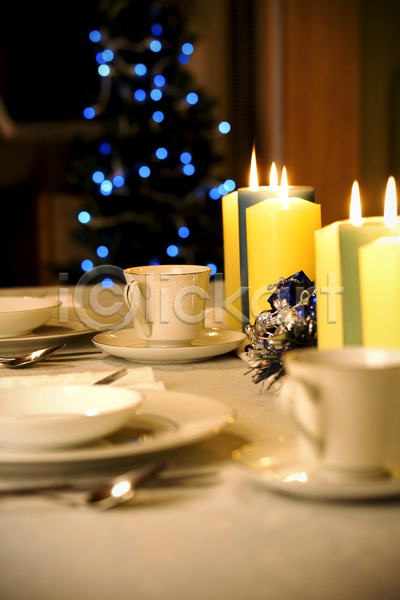 사람없음 JPG 포토 해외이미지 그릇 나무 문학 빛 식기 식사 심플 야간 어둠 연소 우아 장식 접시 촛불 컵 크리스마스 크리스마스조명 탁자 파란색 해외202004 휴가