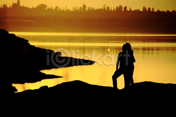 함께함 행복 남자 두명 성인 성인만 여자 JPG 실루엣 포토 해외이미지 바다 서기 야외 여름(계절) 일몰 저녁 커플 해외202004 햇빛 휴가