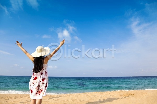 기쁨 자유 휴식 사람 여자 한명 JPG 포토 해외이미지 계절 구름(자연) 라이프스타일 맑음 모래 무료 바다 백그라운드 신체 야외 여름(계절) 여행 유행 자연 파도 파라다이스 파란색 하늘 해외202004 휴가 휴양지