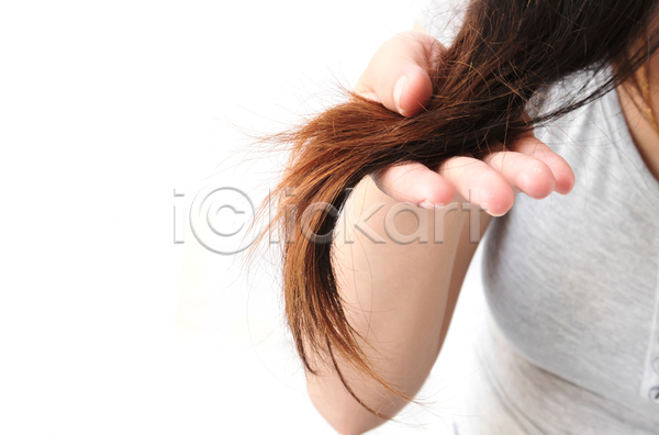 성인 성인여자한명만 여자 한명 JPG 포토 해외이미지 두피 두피케어 들기 머리카락 뷰티 상반신 탈모 탈모예방 탈모클리닉 해외202004 헤어관리 흰배경