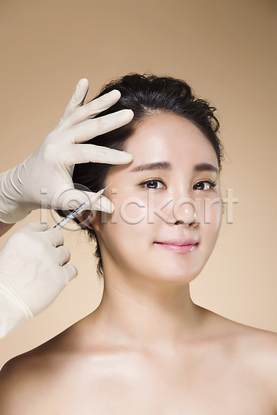 20대 성인 성인여자한명만 여자 여자만 한국인 한명 JPG 앞모습 포토 미소(표정) 뷰티 상반신 성형수술 스튜디오촬영 시술 실내 우먼라이프 의료성형뷰티 주사기