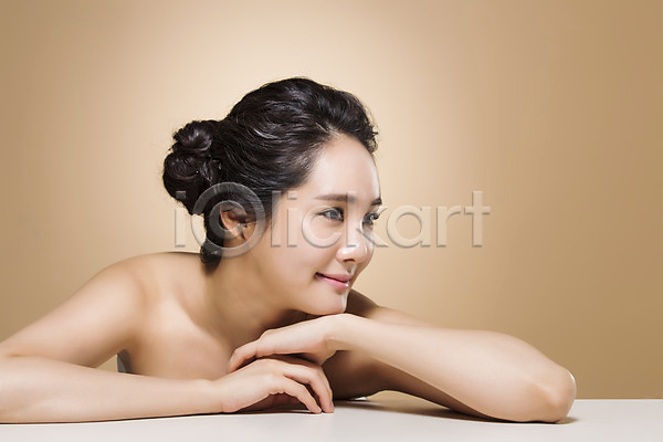 깨끗함 20대 성인 성인여자한명만 여자 여자만 한국인 한명 JPG 앞모습 포토 미소(표정) 뷰티 상반신 스튜디오촬영 실내 앉기 엎드리기 우먼라이프 응시 의료성형뷰티
