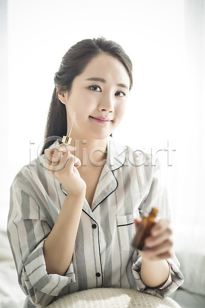 휴식 20대 성인 성인여자한명만 여자 여자만 한국인 한명 JPG 앞모습 포토 들기 미소(표정) 바르기 뷰티 상반신 스튜디오촬영 실내 아침 앉기 에센스 우먼라이프 의료성형뷰티 피부관리 화장품