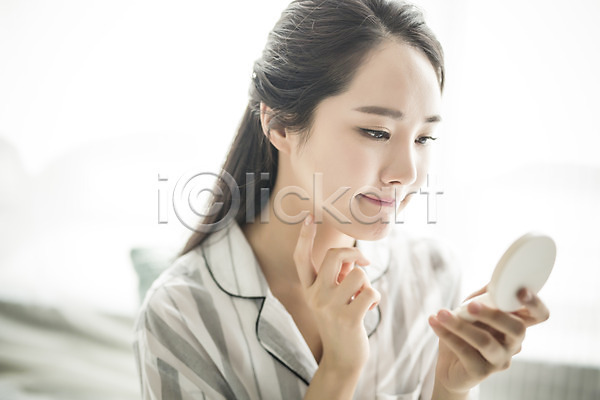 고민 휴식 20대 성인 성인여자한명만 여자 여자만 한국인 한명 JPG 포토 거울 들기 뷰티 상반신 스튜디오촬영 실내 아침 안식처 앉기 우먼라이프 의료성형뷰티 트러블