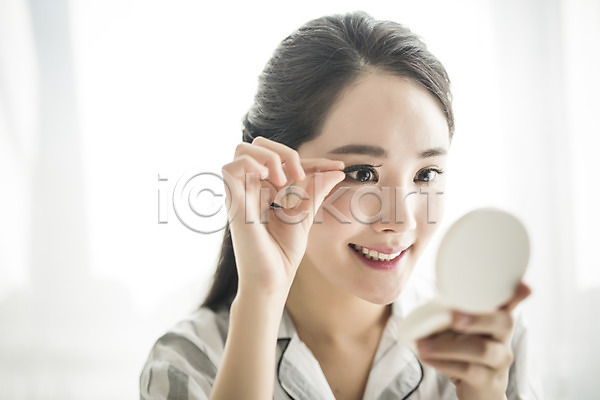 휴식 20대 성인 성인여자한명만 신체부위 여자 여자만 한국인 한명 JPG 앞모습 포토 거울 들기 미소(표정) 뷰티 상반신 속눈썹 스튜디오촬영 실내 아침 우먼라이프 의료성형뷰티 화장