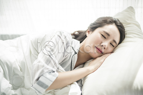 휴식 20대 성인 성인여자한명만 여자 여자만 한국인 한명 JPG 앞모습 포토 눈감음 눕기 뷰티 상반신 스튜디오촬영 실내 아침 안식처 우먼라이프 의료성형뷰티 잠 침대