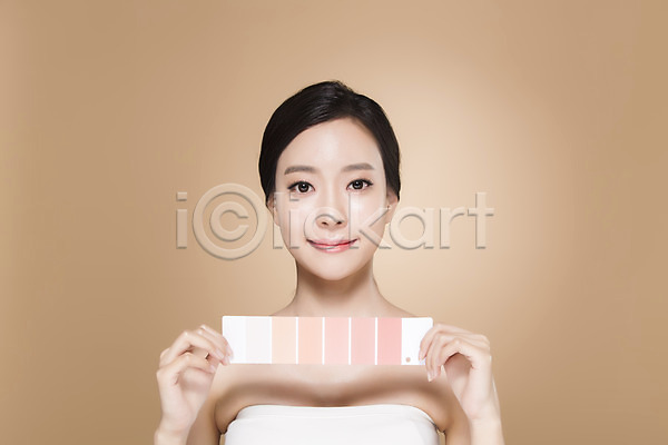 깨끗함 20대 성인 성인여자한명만 여자 여자만 한국인 한명 JPG 앞모습 포토 들기 미소(표정) 뷰티 상반신 서기 성형수술 스튜디오촬영 실내 우먼라이프 의료성형뷰티 피부톤 화장