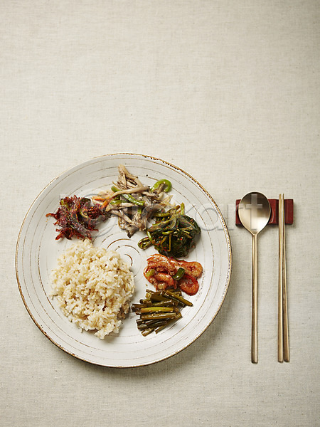사람없음 JPG 포토 마늘쫑새우볶음 마늘쫑장아찌 반찬 버섯볶음 숟가락 스튜디오촬영 실내 접시 젓가락 집밥 한식 현미밥