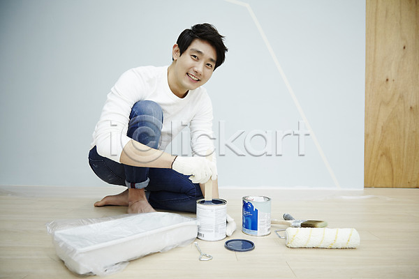 20대 남자 남자만 성인 성인남자한명만 한국인 한명 JPG 앞모습 포토 DIY 맨라이프 셀프 실내 앉기 인테리어 전신 페인트