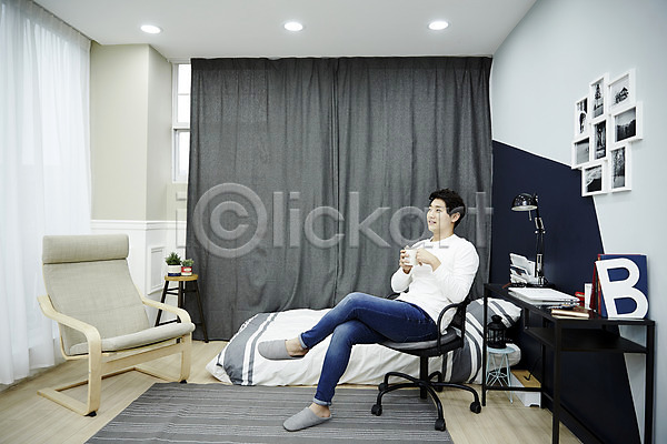 여유 티타임 휴식 20대 남자 남자만 성인 성인남자한명만 한국인 한명 JPG 앞모습 포토 다리꼬기 들기 맨라이프 방 실내 안식처 앉기 의자 자취 전신 커피