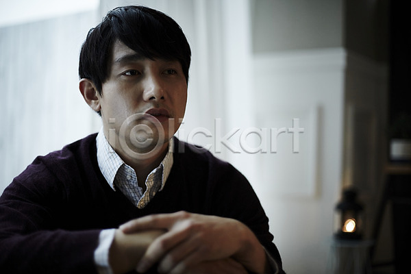 고독 슬픔 20대 남자 남자만 성인 성인남자한명만 한국인 한명 JPG 앞모습 포토 눈물 맨라이프 상반신 실내 앉기