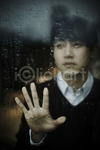 고독 슬픔 20대 남자 남자만 성인 성인남자한명만 한국인 한명 JPG 앞모습 포토 맨라이프 빗방울 상반신 서기 손바닥 실내 창가 창문