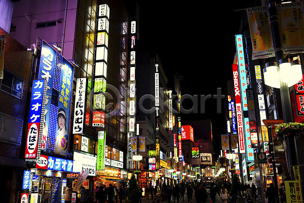 여러명 JPG 포토 간판 거리풍경 도시풍경 도쿄 보행자 빌딩 야간 야경 야외 유흥가 일본 해외풍경