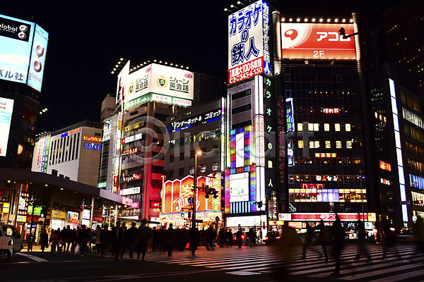 여러명 JPG 포토 간판 도시풍경 도심 도쿄 보행자 빌딩 야간 야경 야외 일본 해외풍경 횡단보도